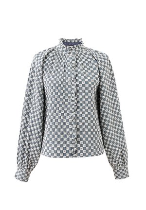 Chemisier à boutons avec un motif à carreaux bleu et blanc, manches longues bouffantes, col haut froncé et patte de boutonnage.
