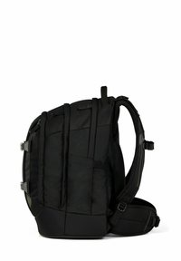 Schwarzer Stoffrucksack mit mehreren Reißverschlussfächern, gepolstertem Rückenpanel, verstellbaren Trägern und einem eleganten, strukturierten Design.