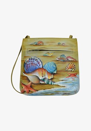 Lederen schoudertas met kleurrijke schelp- en sterrenbeeld kunst, beige achtergrond, een ritsvak aan de voorkant en een verstelbare schouderband.