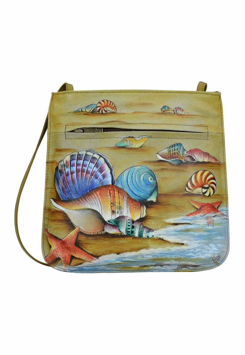 Ledertasche mit bunten Muschel- und Seesternmotiven auf beigem Hintergrund, mit einem Reißverschluss-Frontfach und einem verstellbaren Tragegurt.