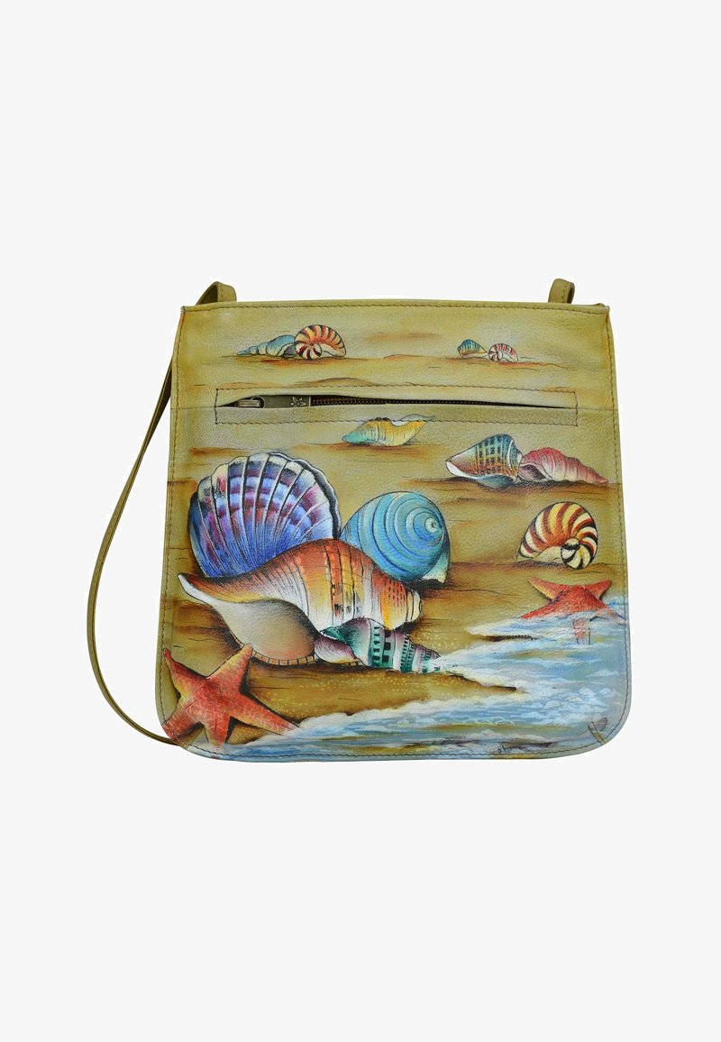 Ledertasche mit bunten Muschel- und Seesternmotiven auf beigem Hintergrund, mit einem Reißverschluss-Frontfach und einem verstellbaren Tragegurt.