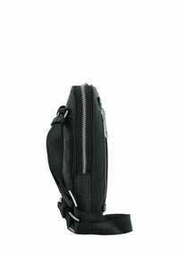 Borsa nera con zip e design testurizzato, caratterizzata da un profilo elegante, tracolla regolabile e dettagli in metallo argentato.