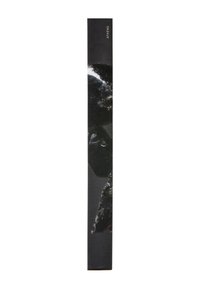 Packaging rectangular negro con textura brillante y con imágenes abstractas de cristales negros. El texto dice "ATENAS" en una fuente moderna.