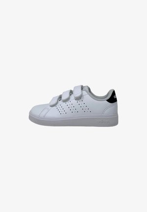 Zapatillas blancas con parte superior de cuero suave, tres correas de Velcro, perforaciones en los costados, acentos grises y un logo negro en el talón.