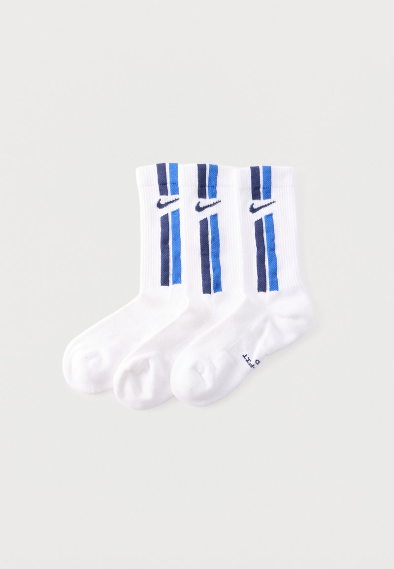 Három fehér atlétikai crew zokni kék függőleges csíkokkal és mindegyiken egy tengerészkék Nike Swoosh logóval.