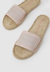 Paire de sandales slides tissées beige avec brides rose clair embossées "Pepe Jeans London" sur fond blanc.