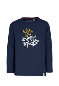 Navyblaues Langarmshirt mit weißem und goldenem Grafikdesign. Enthält den Text "König der Narren" und ein Kronenmuster. Hergestellt aus Baumwollmaterial.