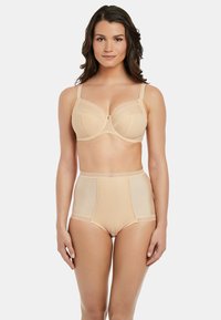 Set di reggiseno e slip a vita alta in nudo, con texture a costine, tessuto morbido, spalline regolabili e chiusura centrale sul reggiseno.