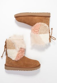 Brązowe zamszowe botki za kostkę z akcentami patchworkowymi w beżowych, różowych i kremowych teksturach; posiadają futrzane ocieplenie i ozdobne sznurowanie.