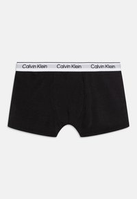 Čierne bavlnené boxerky s bielym pásom, na ktorom je logo "Calvin Klein". Ploské švy a hladká štruktúra pre pohodlie.