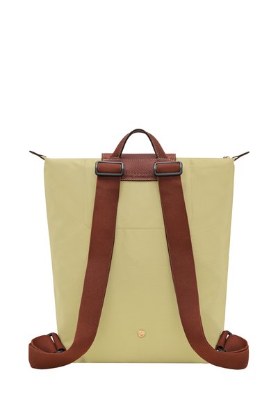 Hellgelber Rucksack mit braunen Gurtbandriemen und einem oberen Griff. Verfügt über einen Reißverschluss und strukturierte Lederakzente.