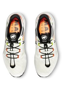 Białe buty sportowe z przewiewną cholewką, czarnymi i pomarańczowymi akcentami oraz systemem szybkiego sznurowania. Posiadają teksturowaną podeszwę i detal z logo.