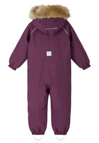 Lila isolerad heloverall med en huva som är fodrad med konstpäls, elastiska ärmslut och fotremmar; slätt tyg och enkla design detaljer.