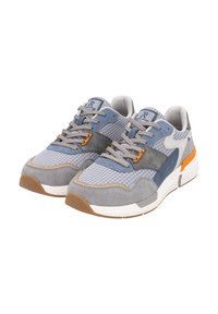 Šedé sportovní tenisky s panely z síťoviny a semiše, s oranžovými akcenty, šedými šňůrkami a gumovou podrážkou. Kulatá špička a polstrovaný límec.