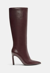 Cizme înalte până la genunchi din piele burgundă, cu vârf ascuțit și toc stiletto, având o textură netedă și un design elegant.