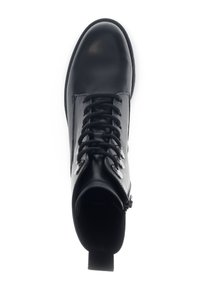 Černá kožená kotníková bota s kulatou špičkou, šněrováním vpředu, kovovými očky a poutkem na zadní straně. Hladký povrch a minimalistický design.