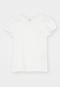 Weißes kurzärmliges T-Shirt mit rundem Halsausschnitt und Puffärmeln, das auf der linken Seite ein strukturiertes, rundes Logo trägt.