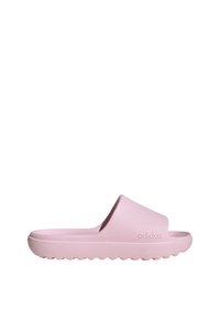 Sandale à enfiler Adidas rose clair avec une semelle épaisse et un dessous texturé, dotée d'une large bride sur le dessus et d'un logo embossé sur le côté.