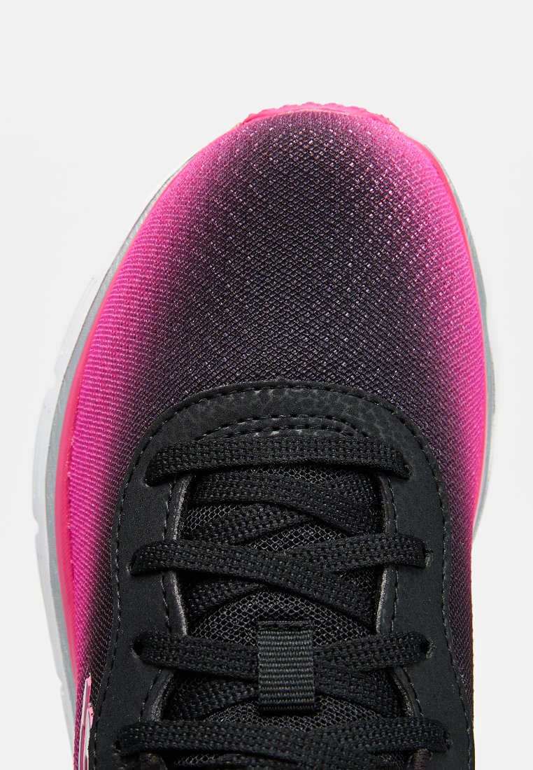 Primer plano de la punta de un zapato deportivo negro y rosa con cordones negros y tejido de malla transpirable sobre un fondo blanco.