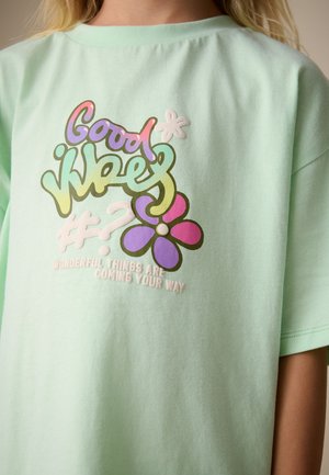 Next, REGULAR FIT - T-SHIRT AND CYCLING SHORTS SET  . - Leggings - green graffiti