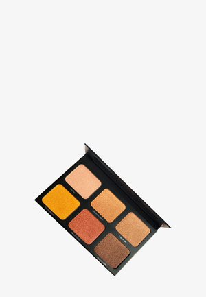 Palette avec six fards à paupières rectangulaires dans des nuances d’or, de pêche, de bronze, de cuivre et de marron avec un boîtier noir et un couvercle ouvert.