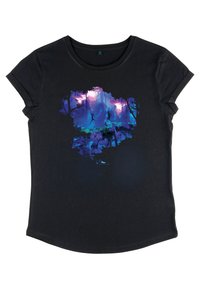 Zwarte T-shirt van katoen, met een kleurrijk grafisch ontwerp in schakeringen van blauw, paars en roze die onderwater scènes uitbeelden.
