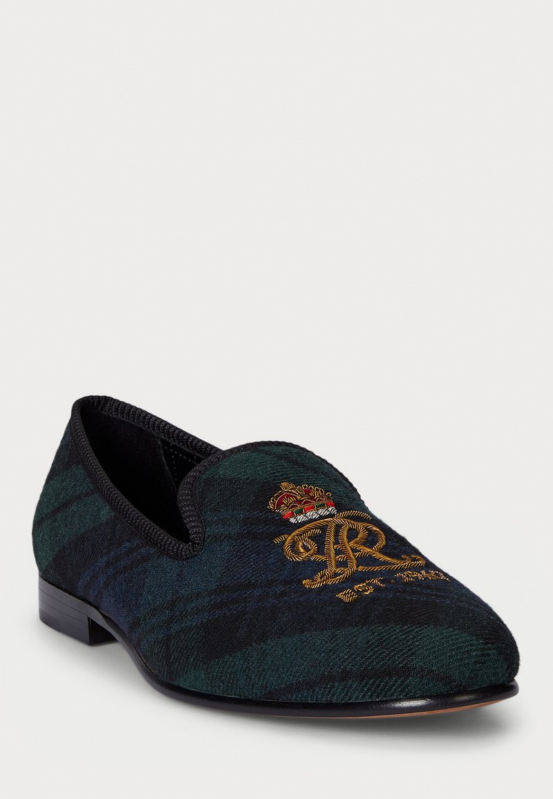 Blackwatch tartan slippers med broderet guldkrone og monogram på overdelen, sort kant, og lav sort hæl.
