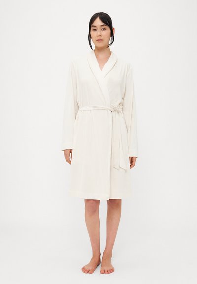 Lys beige badekåbe med lange ærmer, bæltestrop i livet, knælængde og blødt stof. Har en sjalskrave og et minimalistisk design.