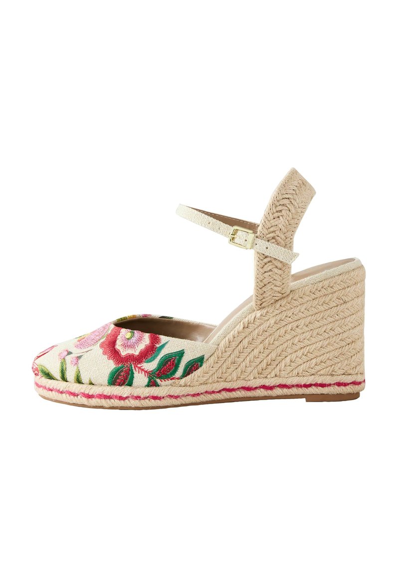Espadrila na potplatku s platnenim gornjim dijelom koji sadrži cvjetni vezeni uzorak u ružičastoj i zelenoj boji. Pleteni detalj od jute duž potplata; podesiva traka oko gležnja.