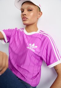 adidas Originals ADICOLOR 3-STRIPES PINSTRIPE - Camiseta estampada - purple burst