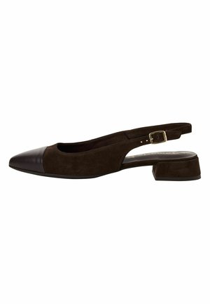 Bruine suède slingback schoen met een donkerbruine lakleren neuskap en lage blokhak. Gespsluiting op de riem.
