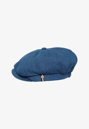 Blaue Jeans-Flatcap mit kleinem, rundem Knopf oben und gestreiftem Stoffdetail in der Nähe des Schirms auf weißem Hintergrund.