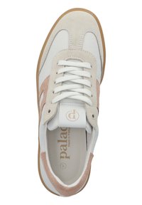 Sneaker con tomaia in pelle bianca, accenti in suede rosa, punta rotonda, lacci piatti e suola in gomma beige. Logo "Paladium" sulla linguetta.