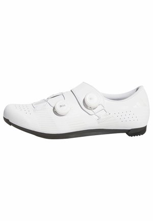 Weißer Fahrradschnürschuh mit zwei BOA-Verschlüssen, perforiertem Obermaterial und schwarzer Sohle, konzipiert für Leistung und Verstellbarkeit.