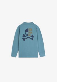 Tricou polo cu mâneci lungi din material albastru deschis, având pe spate un desen cu craniu și oase încrucișate în nuanțe de bleumarin și galben.