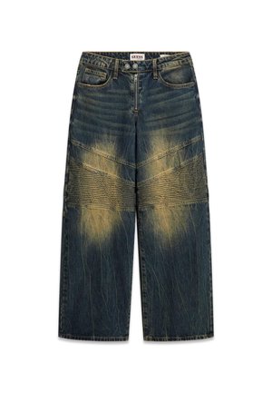 Jeans larges bleus avec un motif délavé et des détails texturaux distincts. Une fermeture à bouton et des poches frontales sont incluses dans le design.