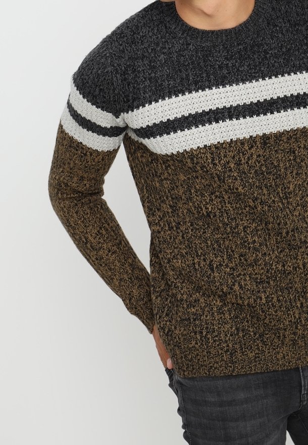 Sweter dziany z okrągłym dekoltem, z górną częścią w ciemnoszarym, białym i czarnym paskowanym wzorze oraz teksturowaną brązową dolną częścią.
