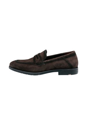 Braune Wildleder Slipper mit abgerundetem Zehenbereich, dekorativer Naht und flacher Gummisohle. Kurzes Vorderblatt und glatte Textur mit minimalen Akzenten.