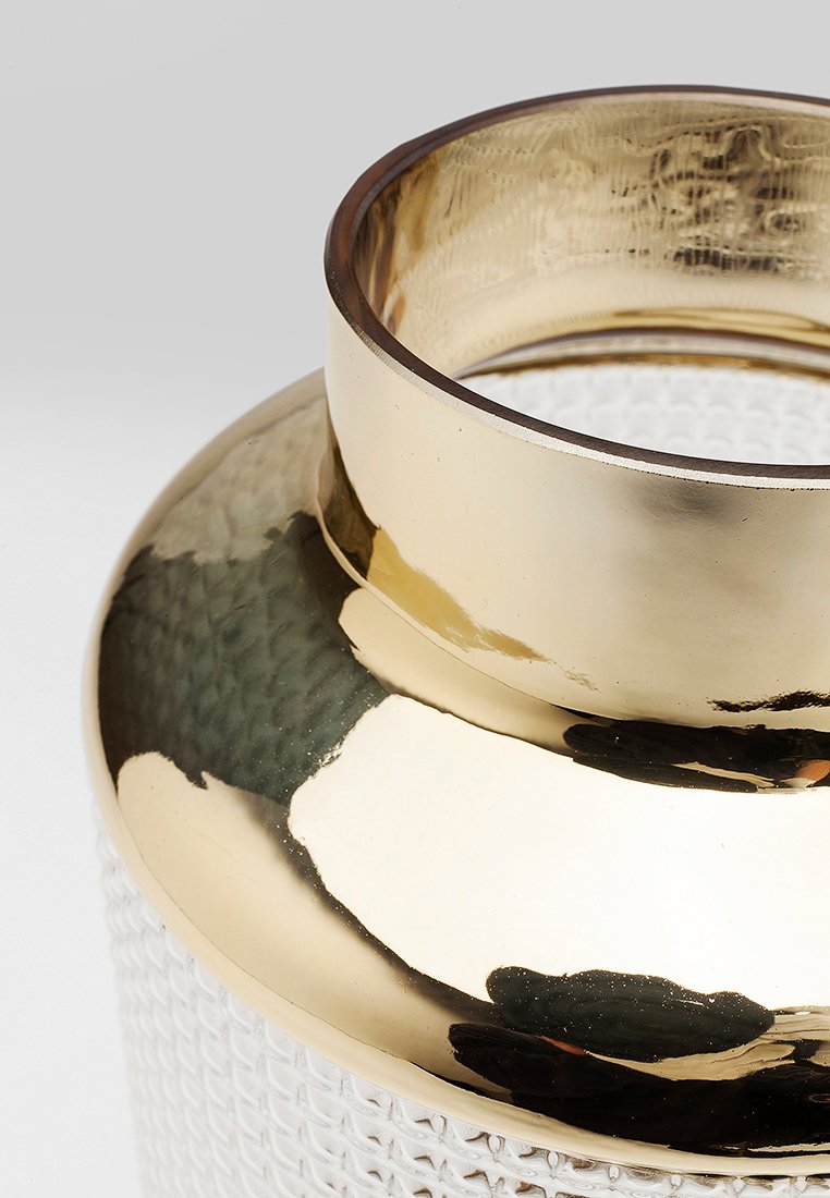 Goldfarbener Metallvase mit einer strukturierten, weißen geflochtenen Basis. Besitzt einen glatten, glänzenden Rand und eine gewölbte Silhouette, die das Licht in verschiedenen Bereichen reflektiert.