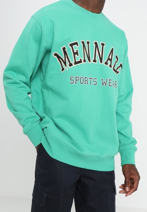 Felpa verde menta con collo a giro, con la scritta "MENNAZE SPORTS WEAR" in colori a contrasto. Tessuto morbido, con polsini e fondo a costine.