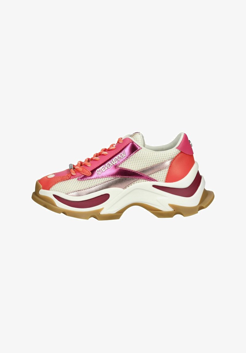 Sneaker van een mix van materialen, waaronder mesh en synthetisch leer, met roze en rode accenten, reflecterende elementen en een rubberen zool.