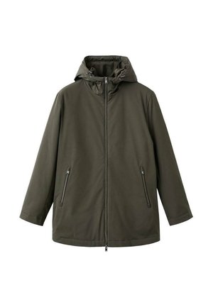 Chaqueta impermeable de color verde oliva con capucha, cierre delantero con cremallera, dos bolsillos laterales con cremallera y textura suave. Diseño sencillo y contemporáneo.