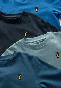 Vier Baumwoll-Sweatshirts mit Rundhalsausschnitt in Blau, Dunkelblau, Teal und Grau, jeweils mit einem kleinen, gelben, gestickten Hummer-Detail.