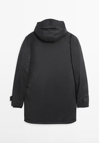 Sort hætteparka med lige snit, lange ærmer, glat tekstur og justerbare manchetter. Enkelt design uden synlige beslag.