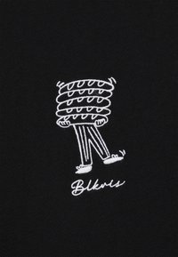 Musta kangas koosneb valgest tikitud kujundist, mis kujutab tegelast, kellel on kihilised kered ja triibulised püksid, millele on lisatud tekst "Blkwris."