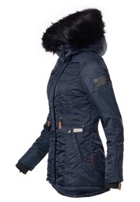 Mørkeblå isoleret jakke med en faux fur-fôret hætte, flere lommer og ribbede manchetter. Blød tekstur med et quiltet design.