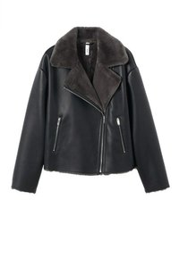 Veste en cuir noire avec col en fausse fourrure grise, fermeture éclair sur le devant et deux poches latérales. Présente une coupe courte et une texture lisse.