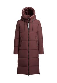 Geacă puffer burgundă cu guler înalt, închidere cu fermoar și buzunare laterale; prezintă un finisaj mat și un design matlasat pentru izolație.