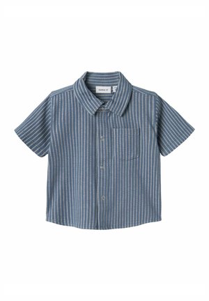 Camisa de manga corta a rayas horizontales en azul y blanco, con diseño de cuello, que presenta un bolsillo en el pecho y botonadura frontal. Material de algodón.