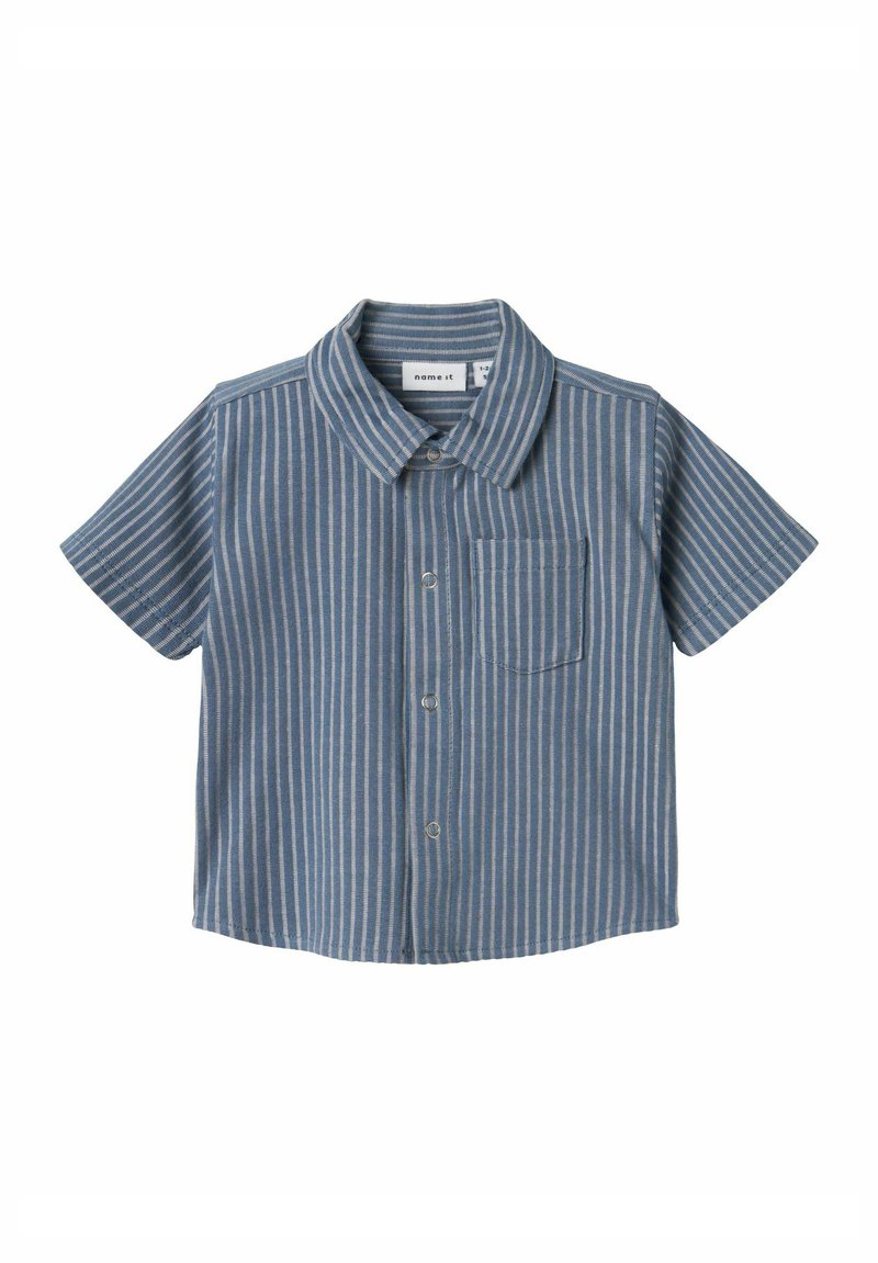 Camicia a maniche corte a righe orizzontali blu e bianche, con colletto, dotata di taschino sul petto e chiusura con bottoni. Materiale in cotone.
